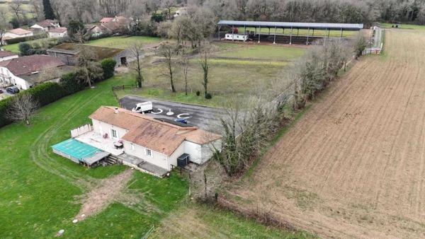 PROPRIETE EQUESTRE - 6 HECTARES - PISCINE - 8 BOXES CHEVAUX