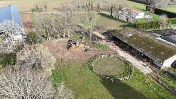 PROPRIETE EQUESTRE - 6 HECTARES - PISCINE - 8 BOXES CHEVAUX