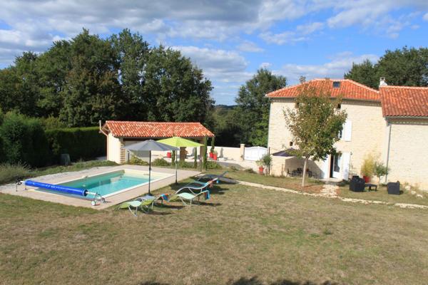 MAISON DE CHARME AVEC PISCINE À LA CAMPAGNE