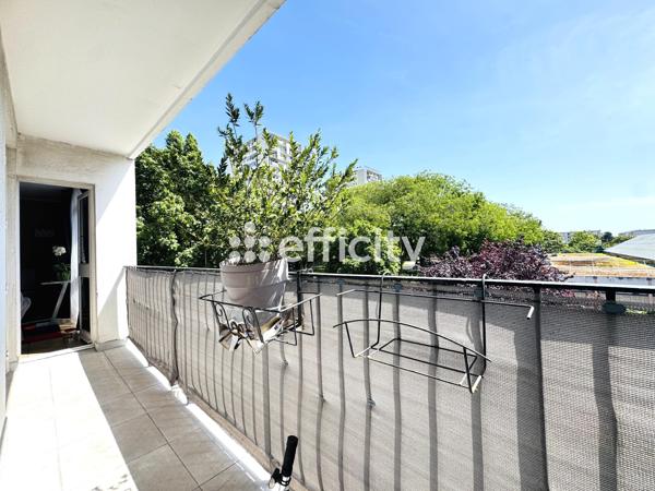 Appartement
         4 pièces
        - 75 m² 215 000 € *