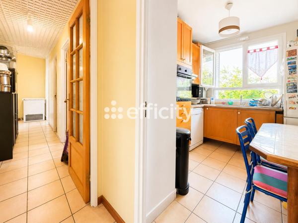 Appartement
         4 pièces
        - 75 m² 215 000 € *