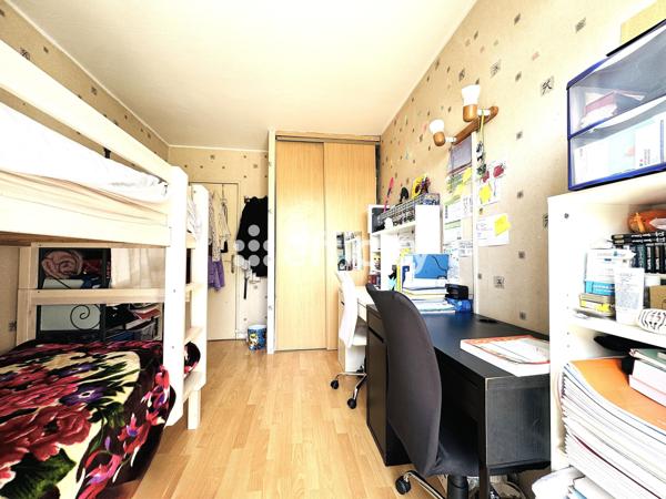 Appartement
         4 pièces
        - 75 m² 215 000 € *