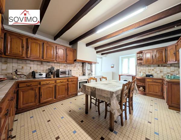 AU COEUR DU BOURG, ENSEMBLE IMMOBILIER PLEIN DE POTENTIEL AVEC JARDINET ET GARAGE