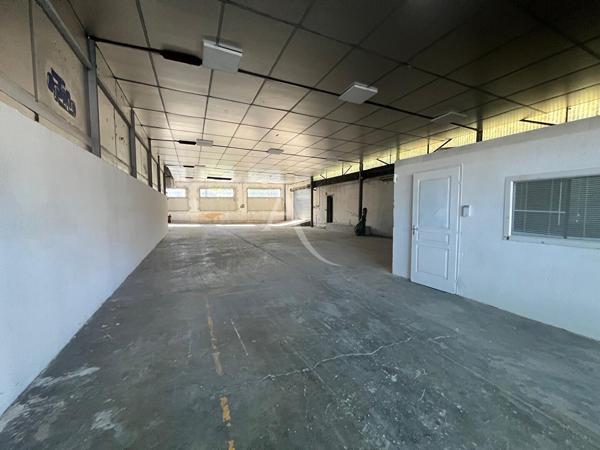 LOCAL COMMERCIAL DE 350M2 AVEC PARKING À VINON SUR VERDON