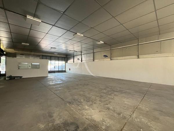 LOCAL COMMERCIAL DE 350M2 AVEC PARKING À VINON SUR VERDON
