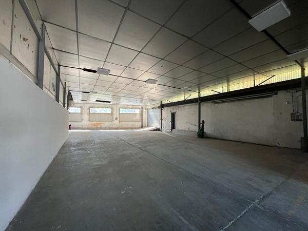 LOCAL COMMERCIAL DE 350M2 AVEC PARKING À VINON SUR VERDON