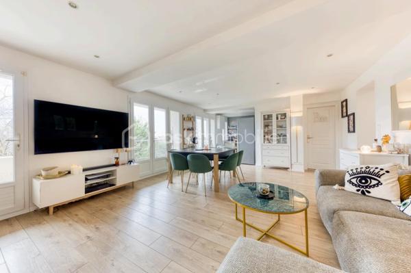 ### **Fontenay-sous-Bois – Superbe appartement de 116 m² avec 200 m² d’extérieur, studio et stationnement**

**Rare sur le secteur !** Découvrez cet appartement familial de **116 m²**, offrant de beaux volumes, une luminosité exceptionnelle et un cadre de vie privilégié grâce à son **extérieur de 200 m², sans aucun vis-à-vis**.

L’appartement se compose de **3 chambres**, d’un **double séjour spacieux** avec une **cuisine ouverte**, créant une belle pièce de vie conviviale et moderne. De **grandes baies vitrées** prolongent naturellement l’espace intérieur vers l’extérieur et offrent une agréable sensation d’ouverture et de luminosité.

L’un des véritables atouts du bien : un **extérieur privatif de 200 m²**, idéal pour profiter des beaux jours, aménager un espace repas, créer un coin détente ou laisser les enfants jouer en toute tranquillité.

### **Un ensemble rare et complet**

* **116 m² habitables**
* **3 chambres**
* **Double salon / séjour**
* **Cuisine ouverte**
* **Grandes baies vitrées**
* **Aucun vis-à-vis**
* **Extérieur privatif de 200 m²**
* **Studio indépendant de 16 m² vendu dans le même lot**
* **1 place de stationnement**

Le **studio de 16 m²**, vendu avec l’appartement dans le même lot, constitue un véritable atout : idéal pour accueillir famille ou amis, créer un espace indépendant, télétravailler ou générer un complément de revenus.

Un bien aux **volumes généreux et au potentiel exceptionnel**, particulièrement adapté à une famille à la recherche d’espace, de confort et d’un extérieur rare à Fontenay-sous-Bois.

**À découvrir sans tarder !**