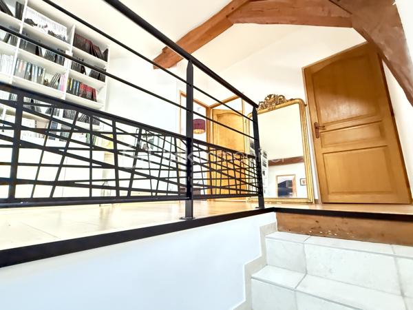 VELARS-sur-OUCHE, à proximité de DIJON, agréble maison de caractère en pierre entièrement rénovée, comprenant au rez-de-chaussée, une pièce de vie et cuisine contemporaine ouverte de 62m2, une cellier buanderie et un WC,

À l'étage, un palier aménagé desservant 3 chambres dont une avec dressing, une salle de bains avec douche italienne et baignoire en travertin, un WC séparé.

Vous profiterez d'une terrasse et la possibilité de stationner un véhicule dans la cour fermée.

Type de chauffage : poêle à pellets. Radiateurs électriques en complément. chauffe-eau électrique. 

DPE C.