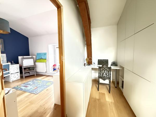 VELARS-sur-OUCHE, à proximité de DIJON, agréble maison de caractère en pierre entièrement rénovée, comprenant au rez-de-chaussée, une pièce de vie et cuisine contemporaine ouverte de 62m2, une cellier buanderie et un WC,

À l'étage, un palier aménagé desservant 3 chambres dont une avec dressing, une salle de bains avec douche italienne et baignoire en travertin, un WC séparé.

Vous profiterez d'une terrasse et la possibilité de stationner un véhicule dans la cour fermée.

Type de chauffage : poêle à pellets. Radiateurs électriques en complément. chauffe-eau électrique. 

DPE C.
