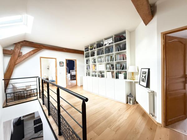 VELARS-sur-OUCHE, à proximité de DIJON, agréble maison de caractère en pierre entièrement rénovée, comprenant au rez-de-chaussée, une pièce de vie et cuisine contemporaine ouverte de 62m2, une cellier buanderie et un WC,

À l'étage, un palier aménagé desservant 3 chambres dont une avec dressing, une salle de bains avec douche italienne et baignoire en travertin, un WC séparé.

Vous profiterez d'une terrasse et la possibilité de stationner un véhicule dans la cour fermée.

Type de chauffage : poêle à pellets. Radiateurs électriques en complément. chauffe-eau électrique. 

DPE C.
