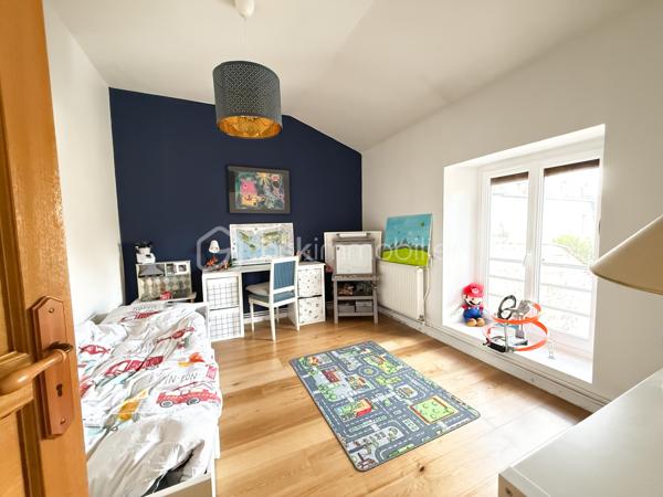 VELARS-sur-OUCHE, à proximité de DIJON, agréble maison de caractère en pierre entièrement rénovée, comprenant au rez-de-chaussée, une pièce de vie et cuisine contemporaine ouverte de 62m2, une cellier buanderie et un WC,

À l'étage, un palier aménagé desservant 3 chambres dont une avec dressing, une salle de bains avec douche italienne et baignoire en travertin, un WC séparé.

Vous profiterez d'une terrasse et la possibilité de stationner un véhicule dans la cour fermée.

Type de chauffage : poêle à pellets. Radiateurs électriques en complément. chauffe-eau électrique. 

DPE C.