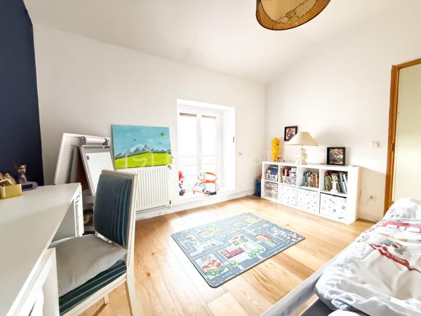 VELARS-sur-OUCHE, à proximité de DIJON, agréble maison de caractère en pierre entièrement rénovée, comprenant au rez-de-chaussée, une pièce de vie et cuisine contemporaine ouverte de 62m2, une cellier buanderie et un WC,

À l'étage, un palier aménagé desservant 3 chambres dont une avec dressing, une salle de bains avec douche italienne et baignoire en travertin, un WC séparé.

Vous profiterez d'une terrasse et la possibilité de stationner un véhicule dans la cour fermée.

Type de chauffage : poêle à pellets. Radiateurs électriques en complément. chauffe-eau électrique. 

DPE C.