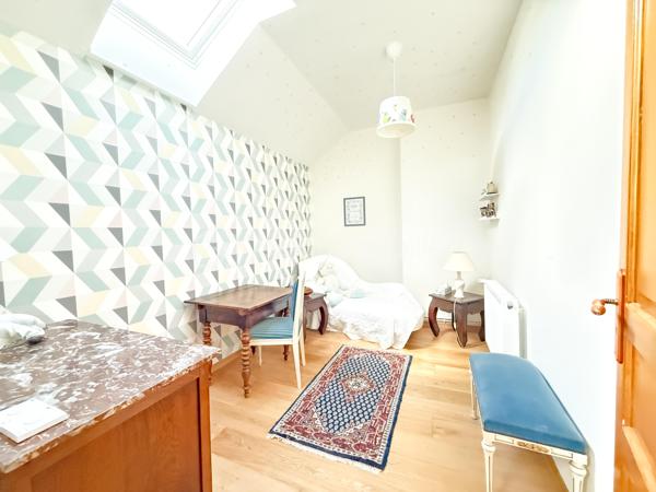 VELARS-sur-OUCHE, à proximité de DIJON, agréble maison de caractère en pierre entièrement rénovée, comprenant au rez-de-chaussée, une pièce de vie et cuisine contemporaine ouverte de 62m2, une cellier buanderie et un WC,

À l'étage, un palier aménagé desservant 3 chambres dont une avec dressing, une salle de bains avec douche italienne et baignoire en travertin, un WC séparé.

Vous profiterez d'une terrasse et la possibilité de stationner un véhicule dans la cour fermée.

Type de chauffage : poêle à pellets. Radiateurs électriques en complément. chauffe-eau électrique. 

DPE C.