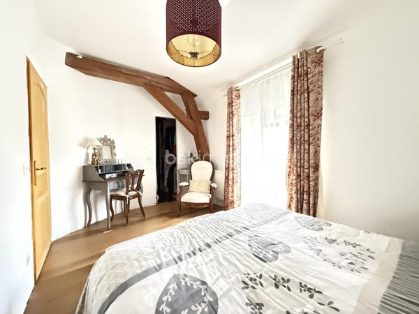 VELARS-sur-OUCHE, à proximité de DIJON, agréble maison de caractère en pierre entièrement rénovée, comprenant au rez-de-chaussée, une pièce de vie et cuisine contemporaine ouverte de 62m2, une cellier buanderie et un WC,

À l'étage, un palier aménagé desservant 3 chambres dont une avec dressing, une salle de bains avec douche italienne et baignoire en travertin, un WC séparé.

Vous profiterez d'une terrasse et la possibilité de stationner un véhicule dans la cour fermée.

Type de chauffage : poêle à pellets. Radiateurs électriques en complément. chauffe-eau électrique. 

DPE C.