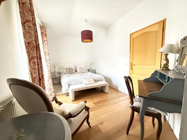 VELARS-sur-OUCHE, à proximité de DIJON, agréble maison de caractère en pierre entièrement rénovée, comprenant au rez-de-chaussée, une pièce de vie et cuisine contemporaine ouverte de 62m2, une cellier buanderie et un WC,

À l'étage, un palier aménagé desservant 3 chambres dont une avec dressing, une salle de bains avec douche italienne et baignoire en travertin, un WC séparé.

Vous profiterez d'une terrasse et la possibilité de stationner un véhicule dans la cour fermée.

Type de chauffage : poêle à pellets. Radiateurs électriques en complément. chauffe-eau électrique. 

DPE C.
