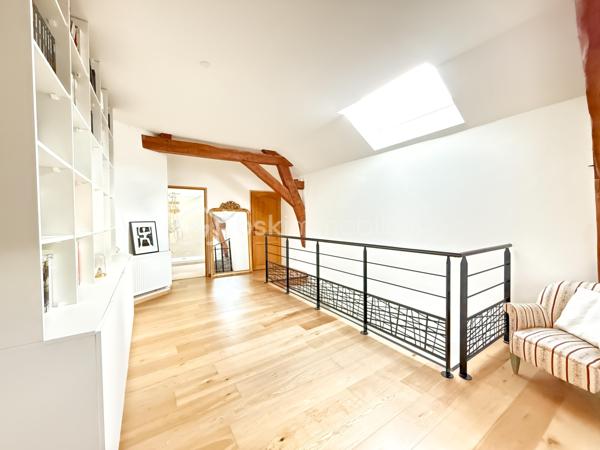 VELARS-sur-OUCHE, à proximité de DIJON, agréble maison de caractère en pierre entièrement rénovée, comprenant au rez-de-chaussée, une pièce de vie et cuisine contemporaine ouverte de 62m2, une cellier buanderie et un WC,

À l'étage, un palier aménagé desservant 3 chambres dont une avec dressing, une salle de bains avec douche italienne et baignoire en travertin, un WC séparé.

Vous profiterez d'une terrasse et la possibilité de stationner un véhicule dans la cour fermée.

Type de chauffage : poêle à pellets. Radiateurs électriques en complément. chauffe-eau électrique. 

DPE C.