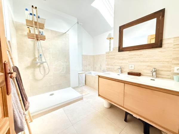 VELARS-sur-OUCHE, à proximité de DIJON, agréble maison de caractère en pierre entièrement rénovée, comprenant au rez-de-chaussée, une pièce de vie et cuisine contemporaine ouverte de 62m2, une cellier buanderie et un WC,

À l'étage, un palier aménagé desservant 3 chambres dont une avec dressing, une salle de bains avec douche italienne et baignoire en travertin, un WC séparé.

Vous profiterez d'une terrasse et la possibilité de stationner un véhicule dans la cour fermée.

Type de chauffage : poêle à pellets. Radiateurs électriques en complément. chauffe-eau électrique. 

DPE C.