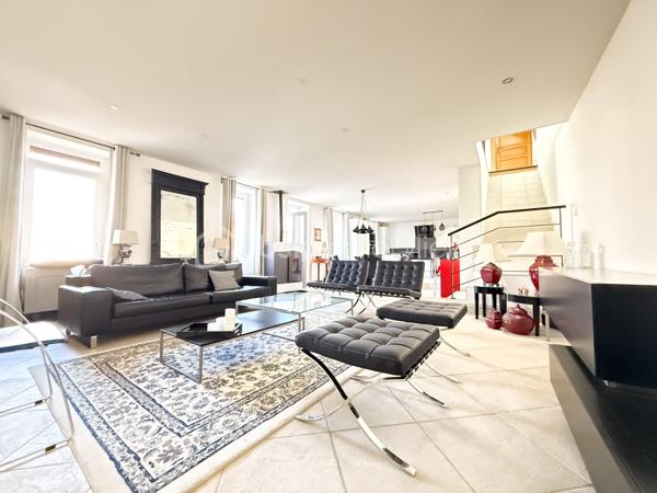 VELARS-sur-OUCHE, à proximité de DIJON, agréble maison de caractère en pierre entièrement rénovée, comprenant au rez-de-chaussée, une pièce de vie et cuisine contemporaine ouverte de 62m2, une cellier buanderie et un WC,

À l'étage, un palier aménagé desservant 3 chambres dont une avec dressing, une salle de bains avec douche italienne et baignoire en travertin, un WC séparé.

Vous profiterez d'une terrasse et la possibilité de stationner un véhicule dans la cour fermée.

Type de chauffage : poêle à pellets. Radiateurs électriques en complément. chauffe-eau électrique. 

DPE C.
