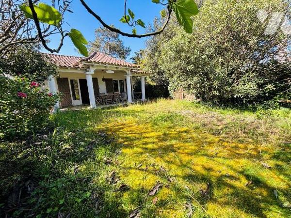 À seulement quelques pas du Bassin, quartier des 44 Hectares au Cap Ferret, cette charmante mai...