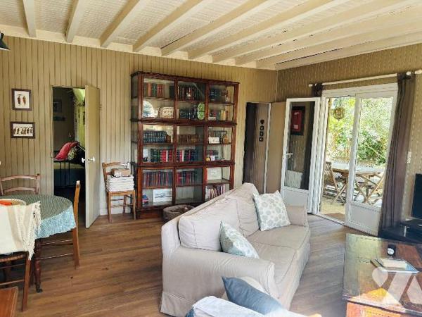 À seulement quelques pas du Bassin, quartier des 44 Hectares au Cap Ferret, cette charmante mai...