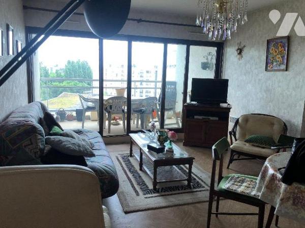 Au 6éme et dernier étage appartement de 68 m² comprenant, entrée et dégagement, séjour avec bal...