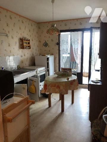 Au 6éme et dernier étage appartement de 68 m² comprenant, entrée et dégagement, séjour avec bal...