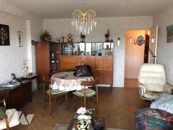 Au 6éme et dernier étage appartement de 68 m² comprenant, entrée et dégagement, séjour avec bal...