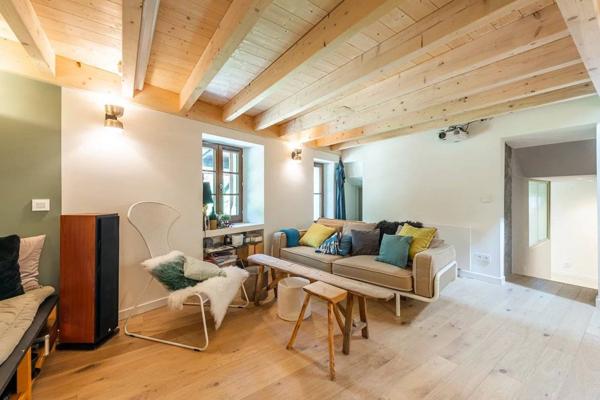 Annecy Vieille Ville - secteur Château T5 le charme de l’ancien rénové contemporain.