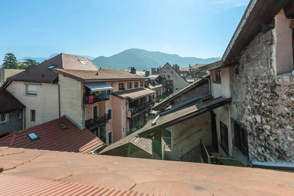 Annecy Vieille Ville - secteur Château T5 le charme de l’ancien rénové contemporain.
