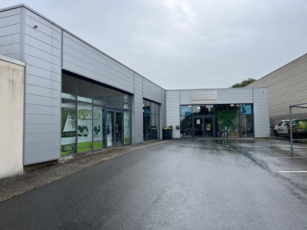 Local commercial Laval 400 m2