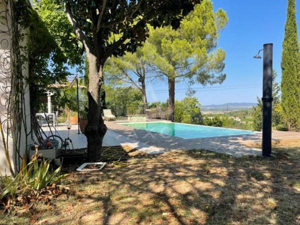 VILLA 160M² HABITABLES 4 CHAMBRES 2 BUREAUX 2 GARAGES PISCINE SUR 3000M² DE TERRAIN