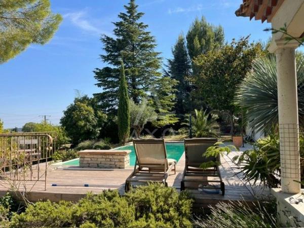 VILLA 160M² HABITABLES 4 CHAMBRES 2 BUREAUX 2 GARAGES PISCINE SUR 3000M² DE TERRAIN