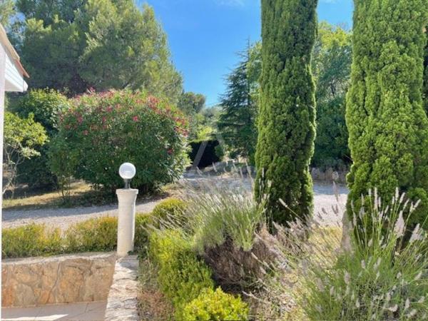 VILLA 160M² HABITABLES 4 CHAMBRES 2 BUREAUX 2 GARAGES PISCINE SUR 3000M² DE TERRAIN
