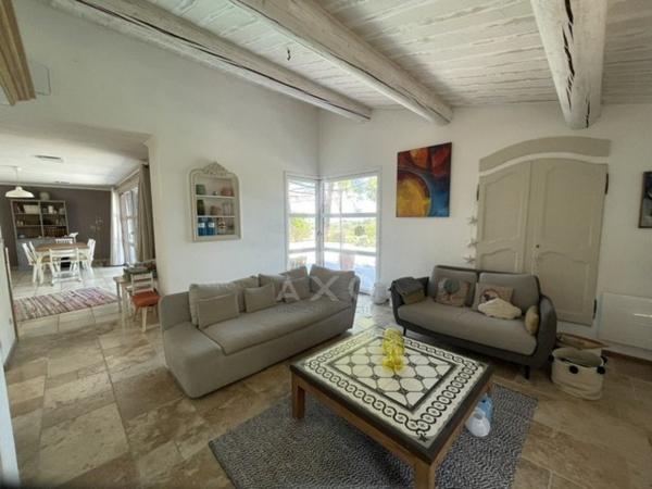VILLA 160M² HABITABLES 4 CHAMBRES 2 BUREAUX 2 GARAGES PISCINE SUR 3000M² DE TERRAIN