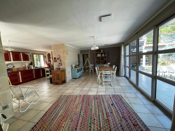 VILLA 160M² HABITABLES 4 CHAMBRES 2 BUREAUX 2 GARAGES PISCINE SUR 3000M² DE TERRAIN