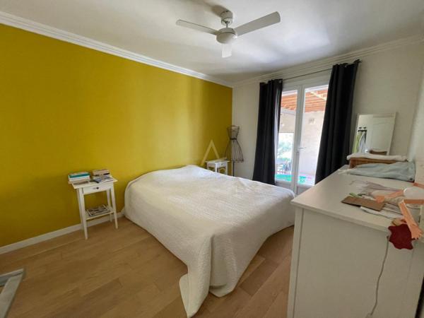 VILLA 160M² HABITABLES 4 CHAMBRES 2 BUREAUX 2 GARAGES PISCINE SUR 3000M² DE TERRAIN