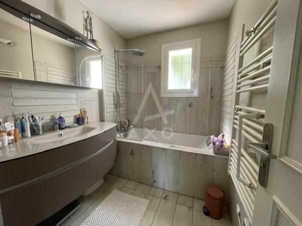 VILLA 160M² HABITABLES 4 CHAMBRES 2 BUREAUX 2 GARAGES PISCINE SUR 3000M² DE TERRAIN
