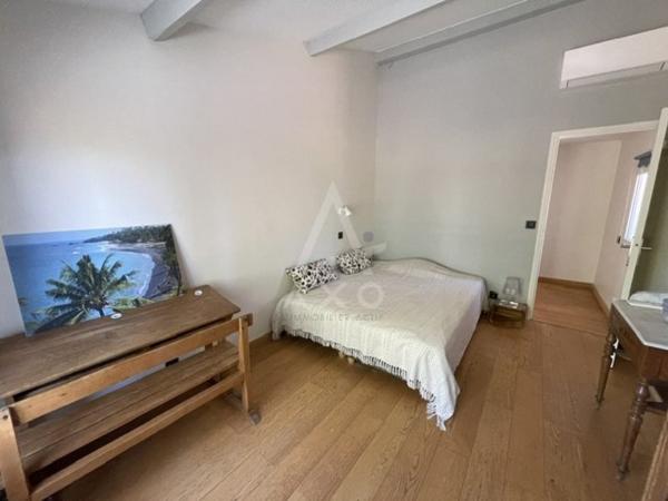 VILLA 160M² HABITABLES 4 CHAMBRES 2 BUREAUX 2 GARAGES PISCINE SUR 3000M² DE TERRAIN