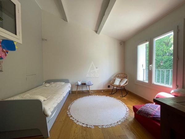 VILLA 160M² HABITABLES 4 CHAMBRES 2 BUREAUX 2 GARAGES PISCINE SUR 3000M² DE TERRAIN