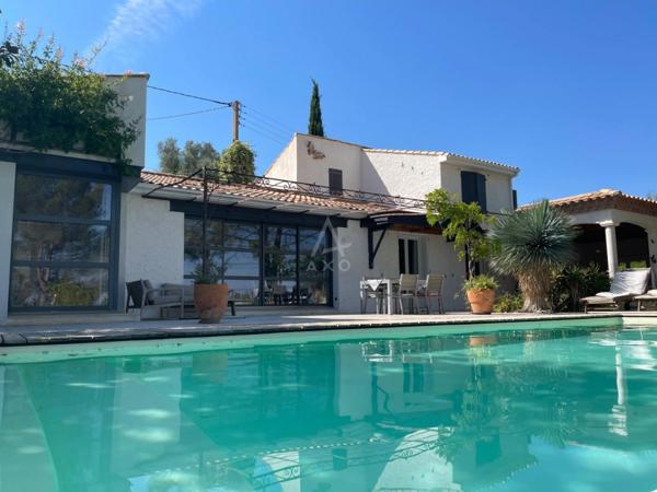 VILLA 160M² HABITABLES 4 CHAMBRES 2 BUREAUX 2 GARAGES PISCINE SUR 3000M² DE TERRAIN