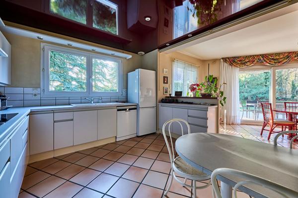 Maison familiale 236 m² avec sous-sol complet  Dijon, secteur recherché et calme