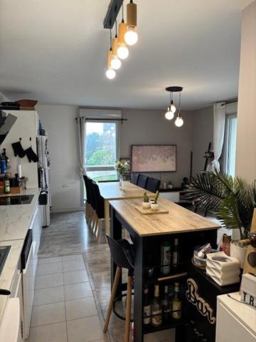 T4 moderne avec balcon et double parking