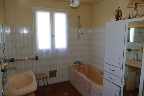 Maison plain-pied avec jardin, sous-sol, garage, 2 chambres