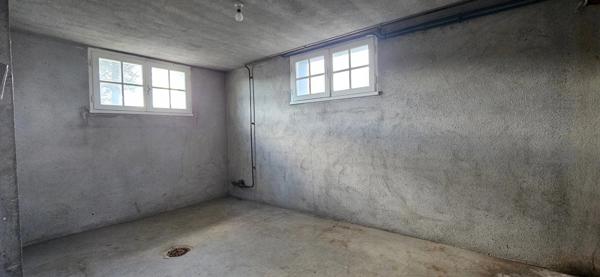 Maison plain-pied avec jardin, sous-sol, garage, 2 chambres