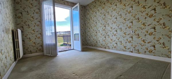 Maison plain-pied avec jardin, sous-sol, garage, 2 chambres