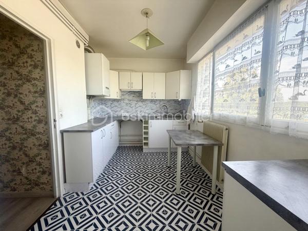 Idéalement situé à quelques minutes à pied de la gare de Boussy-Saint-Antoine (RER D), cet appartement familial vous séduira par sa luminosité, ses espaces généreux et son cadre de vie pratique.

Situé au 1er étage d’une résidence de 3 étages, cet appartement de 4 pièces de 86 m² se compose d’une entrée accueillante desservant la cuisine indépendante avec cagibi attenant, un séjour double de 30 m² baigné de lumière, ouvrant sur un balcon de 8,65 m² exposé SUD-OUEST.
Un long couloir aménagé de placards dessert 3 chambres de 9,7 m² chacune dont deux ouvrant sur un balcon.

Une cave individuelle en sous-sol complète le bien.
Vous disposerez d’un parking collectif réservé exclusivement aux résidents + de nombreuses places sont disponibles dans la rue.

L’appartement est équipé de volets électriques.

Ce bien est idéal pour une famille à la recherche d’un cadre agréable et proche des transports et commodités ou un investisseur cherchant à créer de la valeur.
💡 À noter : Quelques travaux de rafraîchissement à prévoir (cuisine, salle de bains, sols, peintures) — pas de gros chantier, juste de quoi le personnaliser à votre goût !

Les +++:
- Gare RER D Boussy-Saint-Antoine à deux pas → Paris en direct
- Commerces :carrefour Val d’Yerres et Lidl à 5 min à pied → courses facilitées au quotidien
- Écoles et crèche à proximité immédiate → parfait pour les familles
- parc de jeux pour enfants face à la résidence.

Visite virtuelle disponible sur demande.

Conseillère disponible 7j / 7.
Cet appartement vous plaît? À votre téléphone, j’organise votre visite !