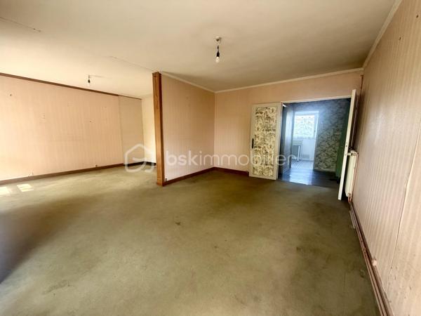Idéalement situé à quelques minutes à pied de la gare de Boussy-Saint-Antoine (RER D), cet appartement familial vous séduira par sa luminosité, ses espaces généreux et son cadre de vie pratique.

Situé au 1er étage d’une résidence de 3 étages, cet appartement de 4 pièces de 86 m² se compose d’une entrée accueillante desservant la cuisine indépendante avec cagibi attenant, un séjour double de 30 m² baigné de lumière, ouvrant sur un balcon de 8,65 m² exposé SUD-OUEST.
Un long couloir aménagé de placards dessert 3 chambres de 9,7 m² chacune dont deux ouvrant sur un balcon.

Une cave individuelle en sous-sol complète le bien.
Vous disposerez d’un parking collectif réservé exclusivement aux résidents + de nombreuses places sont disponibles dans la rue.

L’appartement est équipé de volets électriques.

Ce bien est idéal pour une famille à la recherche d’un cadre agréable et proche des transports et commodités ou un investisseur cherchant à créer de la valeur.
💡 À noter : Quelques travaux de rafraîchissement à prévoir (cuisine, salle de bains, sols, peintures) — pas de gros chantier, juste de quoi le personnaliser à votre goût !

Les +++:
- Gare RER D Boussy-Saint-Antoine à deux pas → Paris en direct
- Commerces :carrefour Val d’Yerres et Lidl à 5 min à pied → courses facilitées au quotidien
- Écoles et crèche à proximité immédiate → parfait pour les familles
- parc de jeux pour enfants face à la résidence.

Visite virtuelle disponible sur demande.

Conseillère disponible 7j / 7.
Cet appartement vous plaît? À votre téléphone, j’organise votre visite !