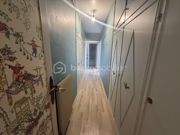 Idéalement situé à quelques minutes à pied de la gare de Boussy-Saint-Antoine (RER D), cet appartement familial vous séduira par sa luminosité, ses espaces généreux et son cadre de vie pratique.

Situé au 1er étage d’une résidence de 3 étages, cet appartement de 4 pièces de 86 m² se compose d’une entrée accueillante desservant la cuisine indépendante avec cagibi attenant, un séjour double de 30 m² baigné de lumière, ouvrant sur un balcon de 8,65 m² exposé SUD-OUEST.
Un long couloir aménagé de placards dessert 3 chambres de 9,7 m² chacune dont deux ouvrant sur un balcon.

Une cave individuelle en sous-sol complète le bien.
Vous disposerez d’un parking collectif réservé exclusivement aux résidents + de nombreuses places sont disponibles dans la rue.

L’appartement est équipé de volets électriques.

Ce bien est idéal pour une famille à la recherche d’un cadre agréable et proche des transports et commodités ou un investisseur cherchant à créer de la valeur.
💡 À noter : Quelques travaux de rafraîchissement à prévoir (cuisine, salle de bains, sols, peintures) — pas de gros chantier, juste de quoi le personnaliser à votre goût !

Les +++:
- Gare RER D Boussy-Saint-Antoine à deux pas → Paris en direct
- Commerces :carrefour Val d’Yerres et Lidl à 5 min à pied → courses facilitées au quotidien
- Écoles et crèche à proximité immédiate → parfait pour les familles
- parc de jeux pour enfants face à la résidence.

Visite virtuelle disponible sur demande.

Conseillère disponible 7j / 7.
Cet appartement vous plaît? À votre téléphone, j’organise votre visite !