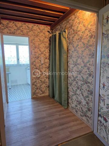 Idéalement situé à quelques minutes à pied de la gare de Boussy-Saint-Antoine (RER D), cet appartement familial vous séduira par sa luminosité, ses espaces généreux et son cadre de vie pratique.

Situé au 1er étage d’une résidence de 3 étages, cet appartement de 4 pièces de 86 m² se compose d’une entrée accueillante desservant la cuisine indépendante avec cagibi attenant, un séjour double de 30 m² baigné de lumière, ouvrant sur un balcon de 8,65 m² exposé SUD-OUEST.
Un long couloir aménagé de placards dessert 3 chambres de 9,7 m² chacune dont deux ouvrant sur un balcon.

Une cave individuelle en sous-sol complète le bien.
Vous disposerez d’un parking collectif réservé exclusivement aux résidents + de nombreuses places sont disponibles dans la rue.

L’appartement est équipé de volets électriques.

Ce bien est idéal pour une famille à la recherche d’un cadre agréable et proche des transports et commodités ou un investisseur cherchant à créer de la valeur.
💡 À noter : Quelques travaux de rafraîchissement à prévoir (cuisine, salle de bains, sols, peintures) — pas de gros chantier, juste de quoi le personnaliser à votre goût !

Les +++:
- Gare RER D Boussy-Saint-Antoine à deux pas → Paris en direct
- Commerces :carrefour Val d’Yerres et Lidl à 5 min à pied → courses facilitées au quotidien
- Écoles et crèche à proximité immédiate → parfait pour les familles
- parc de jeux pour enfants face à la résidence.

Visite virtuelle disponible sur demande.

Conseillère disponible 7j / 7.
Cet appartement vous plaît? À votre téléphone, j’organise votre visite !