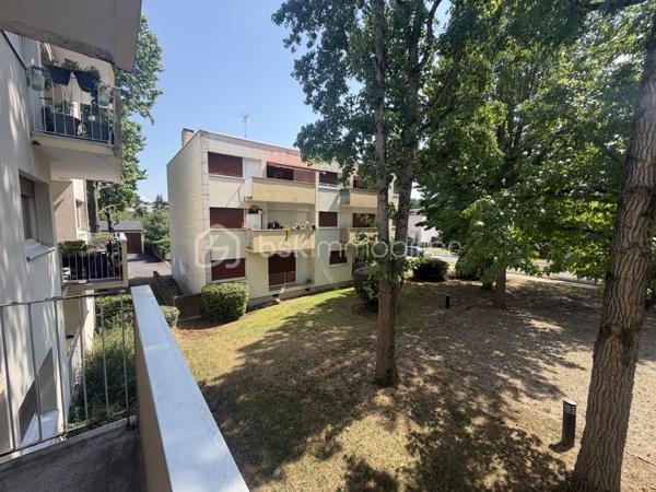 Idéalement situé à quelques minutes à pied de la gare de Boussy-Saint-Antoine (RER D), cet appartement familial vous séduira par sa luminosité, ses espaces généreux et son cadre de vie pratique.

Situé au 1er étage d’une résidence de 3 étages, cet appartement de 4 pièces de 86 m² se compose d’une entrée accueillante desservant la cuisine indépendante avec cagibi attenant, un séjour double de 30 m² baigné de lumière, ouvrant sur un balcon de 8,65 m² exposé SUD-OUEST.
Un long couloir aménagé de placards dessert 3 chambres de 9,7 m² chacune dont deux ouvrant sur un balcon.

Une cave individuelle en sous-sol complète le bien.
Vous disposerez d’un parking collectif réservé exclusivement aux résidents + de nombreuses places sont disponibles dans la rue.

L’appartement est équipé de volets électriques.

Ce bien est idéal pour une famille à la recherche d’un cadre agréable et proche des transports et commodités ou un investisseur cherchant à créer de la valeur.
💡 À noter : Quelques travaux de rafraîchissement à prévoir (cuisine, salle de bains, sols, peintures) — pas de gros chantier, juste de quoi le personnaliser à votre goût !

Les +++:
- Gare RER D Boussy-Saint-Antoine à deux pas → Paris en direct
- Commerces :carrefour Val d’Yerres et Lidl à 5 min à pied → courses facilitées au quotidien
- Écoles et crèche à proximité immédiate → parfait pour les familles
- parc de jeux pour enfants face à la résidence.

Visite virtuelle disponible sur demande.

Conseillère disponible 7j / 7.
Cet appartement vous plaît? À votre téléphone, j’organise votre visite !